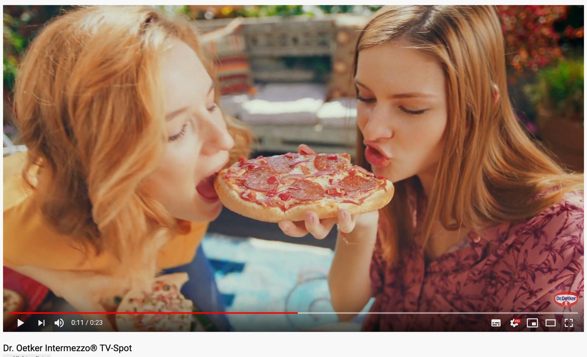 Frauen beißen in eine Mini-Pizza