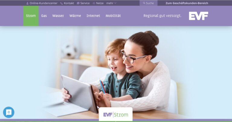 Screenshot von der Website von evf, einem Energieversorgungsunternehmen. Der Reiter “Strom” ist ausgewählt. Ein Werbebild zeigt von schräg vorne eine weiblich gelesene Person mit Kind auf dem Schoß an einem Laptop sitzend. Beide lachen.