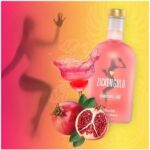 Drei Flaschen im Vordergrund - jeweils gelbe, rosa und rote Füllung. Aufschrift auf den Flaschen: Zickengold. Das Design der Flasche ist milchig und es sieht so aus, als ob darin eine Frau eingesperrt ist, die sich nackt an der Glaswand räkelt. Auf jeder Flasche hat die Frau eine unterschiedliche Pose. Im Hintergrund sind diese Flaschen noch einmal kleiner dargestellt.