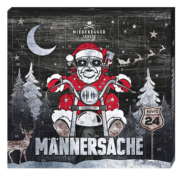 Eine schwarze, viereckige Verpackung mit Aufschrift “Männersache”. Zu sehen ist ein Weihnachtsmann auf einem Motorrad, er trägt eine schwarze Sonnenbrille und einen Geschenkesack auf dem Rücken. In dem Sack ist ein Geschenk und Werkzeug. Rechts neben ihm steht ein Schild mit “Route 24”. Der Hintergrund ist weihnachtlich gestaltet mit Tannen, einem Hirsch und einem fliegenden Schlitten. Es gibt 24 Türchen, in denen die Pralinen sind.