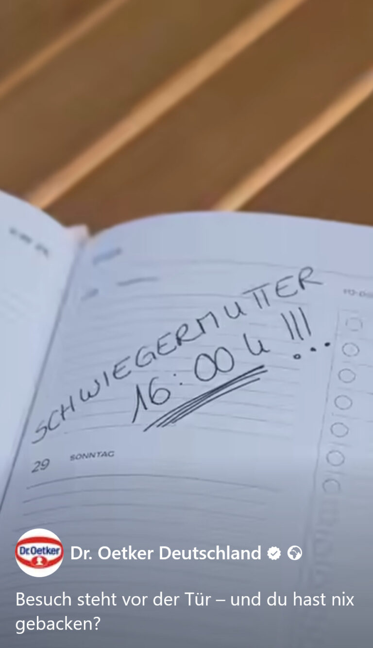 Aufgeschlagener Kalender mit großem Eintrag “Schwiegermutter 16:00!!!”