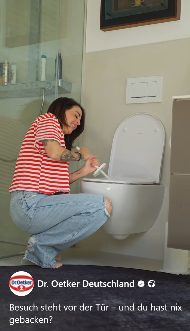 Frau die eine Toilette putzt