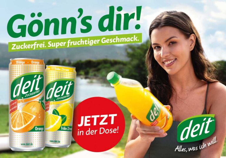 Werbeanzeige für DEIT-Limo mit einer brünetten Frau in schwarzem Bikini-Oberteil, die eine gelbe Flasche des Produkts präsentiert. Sie steht vor einem Badesee mit Bergen im Hintergrund. Ihr langes, dunkles Haar ist seitlich gestylt und sie lächelt von unten herauf in die Kamera. Der Hauptwerbetext lautet "Gönn's dir!" in großer grüner Schrift, gefolgt von "Zuckerfrei. Super fruchtiger Geschmack." Links sind zwei Dosen abgebildet - eine in Orange- und eine in Zitronen-Geschmack. Rechts unten befindet sich das Marken-Logo mit dem Slogan "Alles, was ich will."