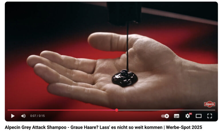 Screenshot eines YouTube-Videos einer Werbung für Alpecin Grey Attack Shampoo. Das Bild zeigt eine geöffnete Handflächen vor einem dunklen, rötlichen Hintergrund. In der Handfläche liegt eine kleine Menge schwarzer Flüssigkeit, dabei handelt es sich um das beworbene Shampoo-Produkt. Ein dünner schwarzer Strahl des Shampoos fließt von oben in die Handfläche. Der Titel des Videos lautet "Alpecin Grey Attack Shampoo - Graue Haare? Lass' es nicht so weit kommen | Werbe-Spot 2025".