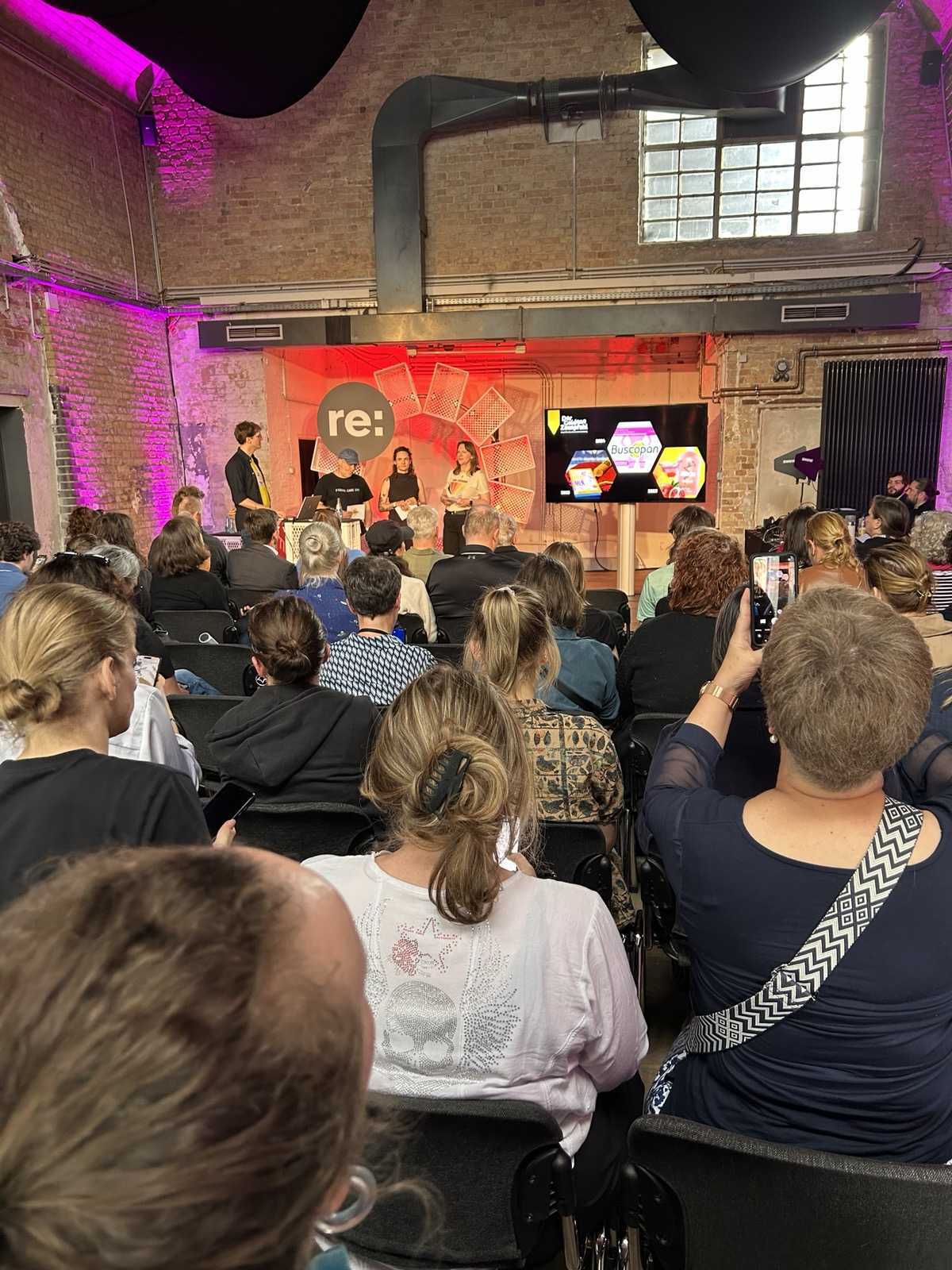 Clemens, Sascha, Sophie und Konstanze auf der Bühne beim Live Voting