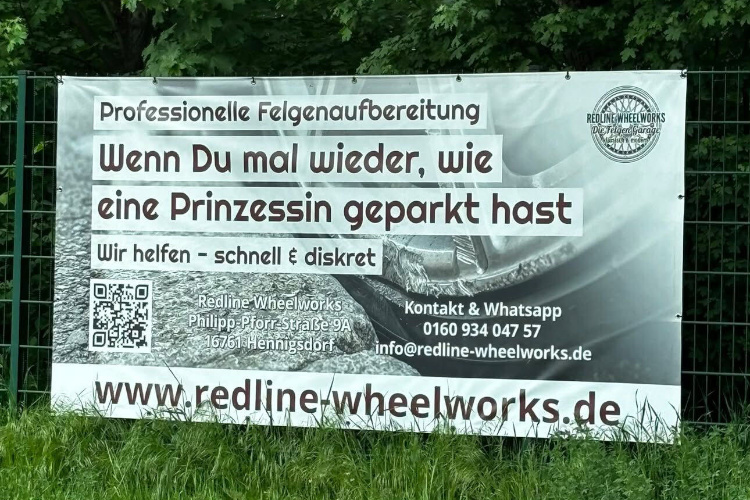 Werbebanner einer Felgenaufbereitung mit dem Spruch „Wenn Du mal wieder, wie eine Prinzessin geparkt hast“. Der Slogan nutzt ein abwertendes Geschlechterklischee über Frauen und Autofahren.