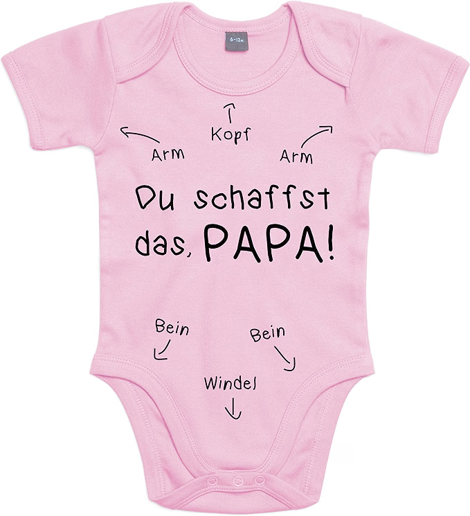Rosa Babybody mit der Aufschrift „Du schaffst das, PAPA!“ und Pfeilen zu Körperteilen wie Kopf, Arm, Bein und Windel. Das Motiv stellt Väter als unbeholfen in der Kinderpflege dar.