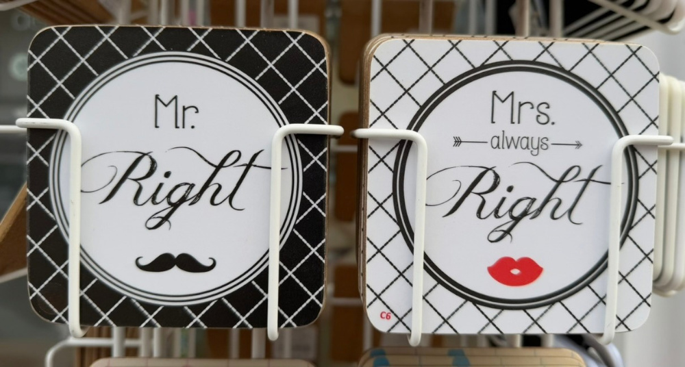 Zwei dekorative Schilder mit der Aufschrift „Mr. Right“ und „Mrs. always Right“. Das Motiv spielt mit stereotypen Vorstellungen von Männern und Frauen in Beziehungen.