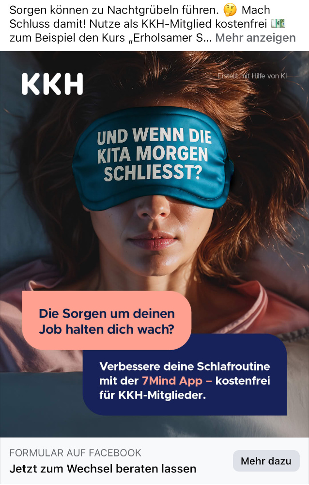 Screenshot einer Anzeige der KKH Kaufmännischen Krankenkasse. Zu sehen ist eine Frau, die auf dem Rücken im Bett liegt und eine blaue Schlafmaske trägt. Auf der Maske steht in großen weißen Buchstaben: „MAMA WIRD LANGSAM VERGESSLICH!“. Über dem Bild wirbt die KKH dafür, mit der HelloBetter-App das „Gedankenkarussell“ zu stoppen und besser zu schlafen.