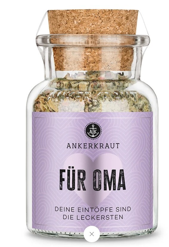 Gewürzfläschchen mit Korken auf dem Glasfläschchen ein lilafarbenes Etikett mit Aufschrift: für Oma deine Eintöpfe sind die leckersten