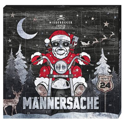 24-024_niederegger_2 Eine schwarze, viereckige Verpackung mit Aufschrift “Männersache”. Zu sehen ist ein Weihnachtsmann auf einem Motorrad, er trägt eine schwarze Sonnenbrille und einen Geschenkesack auf dem Rücken. In dem Sack ist ein Geschenk und Werkzeug. Rechts neben ihm steht ein Schild mit “Route 24”. Der Hintergrund ist weihnachtlich gestaltet mit Tannen, einem Hirsch und einem fliegenden Schlitten. Es gibt 24 Türchen, in denen die Pralinen sind.