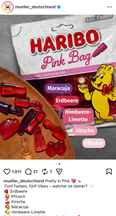 Screenshot eines Instagram-Beitrags von Müller Deutschland. Zu sehen ist eine weiße Packung „HARIBO Pink Bag“ mit pinker Aufschrift. Auf der Verpackung sind in Rosa Umrisse verschiedener Kosmetikgegenstände wie Lippenstift, Schminkpinsel und Mascara abgebildet. Daneben liegen rote, rosa und lilafarbene Fruchtgummis in Formen von Kosmetikartikeln, darunter Lippenstift, Mascara, Schminkpinsel und Taschenspiegel sowie eine Schleife. Im Bild stehen die Geschmacksrichtungen Maracuja, Erdbeere, Himbeere-Limette, Kirsche und Pfirsich. Der Instagram-Text beginnt mit „Pretty in Pink“.